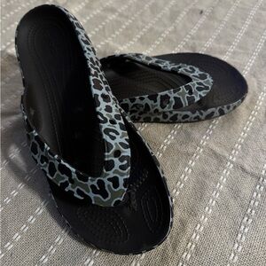 Women’s camo croc flip flops Sz 8